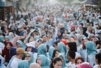 Ribuan warga foto bersama calon Gubernur Banten, Andra Soni dalam acara jalan santai dan senam sehat di Poris Plawad Utara (PPU), Kecamatan Cipondoh, Kota Tangerang, Minggu (27/07/2024) pagi. (Dok. Tim Media Gerindra)