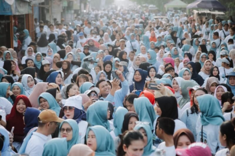 Ribuan warga foto bersama calon Gubernur Banten, Andra Soni dalam acara jalan santai dan senam sehat di Poris Plawad Utara (PPU), Kecamatan Cipondoh, Kota Tangerang, Minggu (27/07/2024) pagi. (Dok. Tim Media Gerindra)