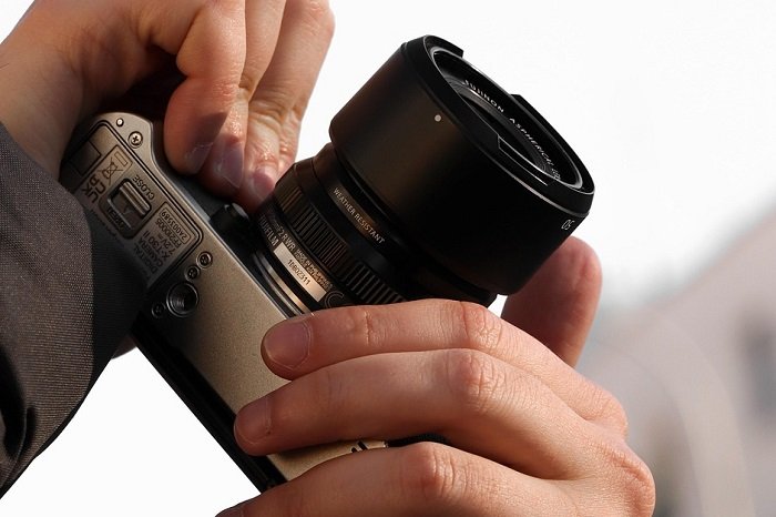 Cara Mengatasi Lensa Kamera Mirrorless yang Berjamur. (Pixabay.com/den4ik_production)