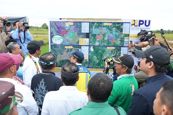 Menteri Pertanian (Mentan), Andi Amran Sulaiman Saat meninjau areal persawahan di Kalimantan Utara. (Dok. Kementerian Pertanian)