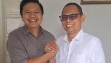 Hendra Hariyanto (RBUM Central 1) kiri dan Andy Setiawan (Owner CV Star Makmur Sejahtera Distributor Sari Roti Cilegon dan Serang). (Dok. Star Makmur Sejahtera)