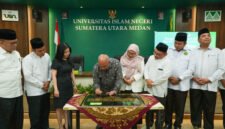 Penandatanganan prasasti menandai peresmian Smart Class di Universitas Islam Negeri Sumatera Utara sebagai simbol kolaborasi antara dunia akademik dan industri bersama Musim Mas Group dalam mendukung peningkatan kualitas pendidikan di Indonesia.