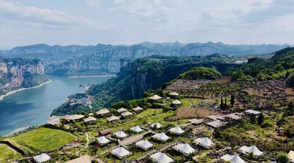 Pictured: A mountain-clinging homestay and camping base in Huawu Village, Qianxi, Bijie, Guizhou, China.