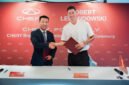 Zhu Shaodong, Executive Vice President of Chery International and CEO of the EU Region, signs the partnership agreement with Robert Lewandowski.