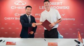 Zhu Shaodong, Executive Vice President of Chery International and CEO of the EU Region, signs the partnership agreement with Robert Lewandowski.