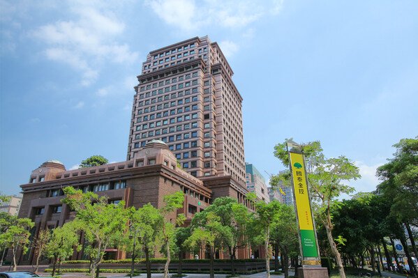 Cathay Financial Holdings extends its streak on the Dow Jones’ Best-in-Class World Index, and Emerging Markets Index, recognized as a Top 5% Member in the S&P Global Sustainability Yearbook 2026. Notably, its ESG Score ranks in the top 2% of the global insurance industry, advancing ESG leadership through its climate, health and empowerment strategy. (Resource: Cathay Financial Holdings)