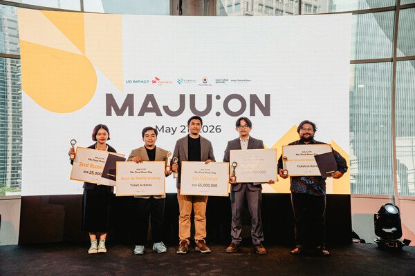 Tim pemenang utama GISACT melakukan sesi foto bersama pada acara “MAJU:ON Final Demo Day” yang diselenggarakan pada tanggal 21 Mei di Garuda Spark Innovation Hub, Indonesia.