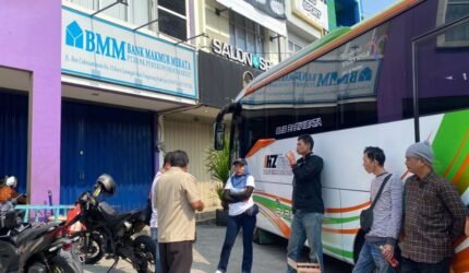 Pemilik ruko di Kreo Selatan menunjukkan dokumen kepemilikan saat memberikan keterangan terkait sengketa lahan yang berdampak pada penutupan usaha dan kerugian miliaran rupiah. (Foto: Istimewa)