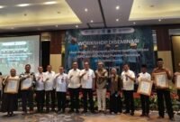 The formal handover of certification to three farmer groups, namely the Rimbo Ulu Palm Oil Farmers Association (PPSRU), the Agro Tani Lestari Consumer Cooperative (KKATL), and the Mandali Jaya Farmers Association (PPMJ).