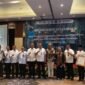 The formal handover of certification to three farmer groups, namely the Rimbo Ulu Palm Oil Farmers Association (PPSRU), the Agro Tani Lestari Consumer Cooperative (KKATL), and the Mandali Jaya Farmers Association (PPMJ).