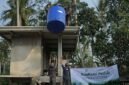 AdaKami Peduli menyalurkan bantuan berupa air bersih (foto kiri) dan pembangunan fasilitas sanitasi darurat (foto kanan) di Dusun Banjarsari, Lampung Selatan. Inisiatif ini didasarkan pada hasil pemetaan kebutuhan masyarakat setempat terhadap akses air bersih dan sanitasi yang layak untuk memenuhi kebutuhan dasar sehari-hari.
