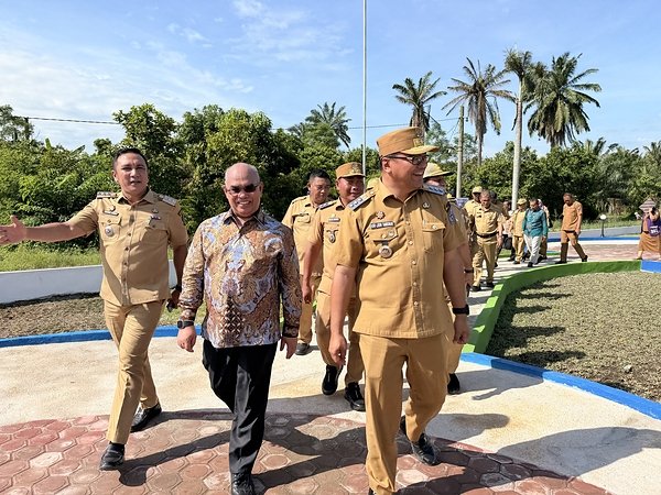 Musim Mas dan Pemerintah Kabupaten Deli Serdang berkolaborasi melalui pembangunan Alun-Alun Kecamatan Percut Sei Tuan yang diresmikan pada Selasa (4/8) yang dapat dimanfaatkan sebagai tempat berolahraga, berkumpul bersama keluarga, hingga mengembangkan aktivitas ekonomi masyarakat.