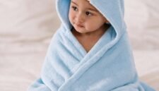 Little Luxuries by MIKI HOUSE di The Ritz-Carlton, Bali. Seorang bayi mengenakan ponco mandi premium MIKI HOUSE yang dibuat dari 100% katun untuk menjaga kehangatan dan kenyamanan si kecil setelah setiap mandi atau berenang.