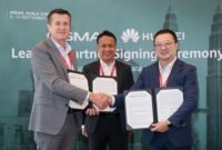 Malaysian Communications and Multimedia Commission Chief Corporate and International Officer En Syahrilazli Mahammad(middle) witnessing the exchanging of documents between Head of APAC, GSMA Julian Gorman(left) and Jason Tao, Vice President of ICT Marketing & Solution Sales Dept, Huawei Asia Pacific(right).